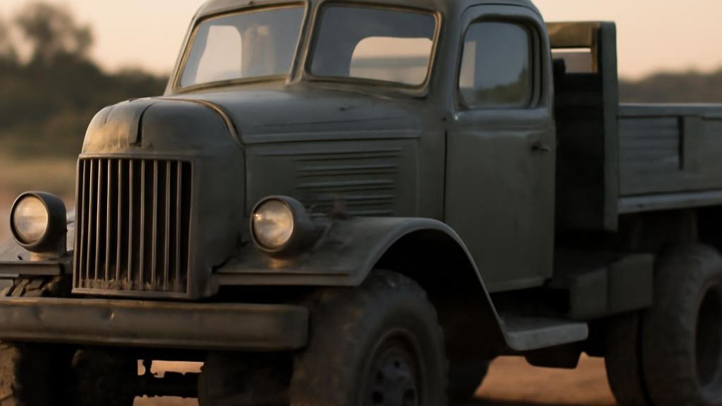 Ранний военный грузовик Урал на полигоне в 1940-х годах