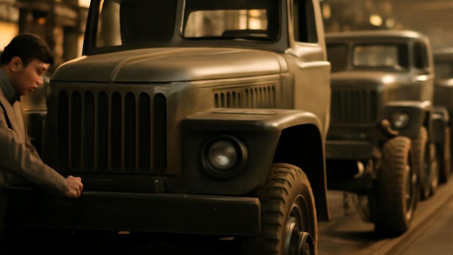 Линия сборки грузовика Урал-375 на заводе в 1950-х годах