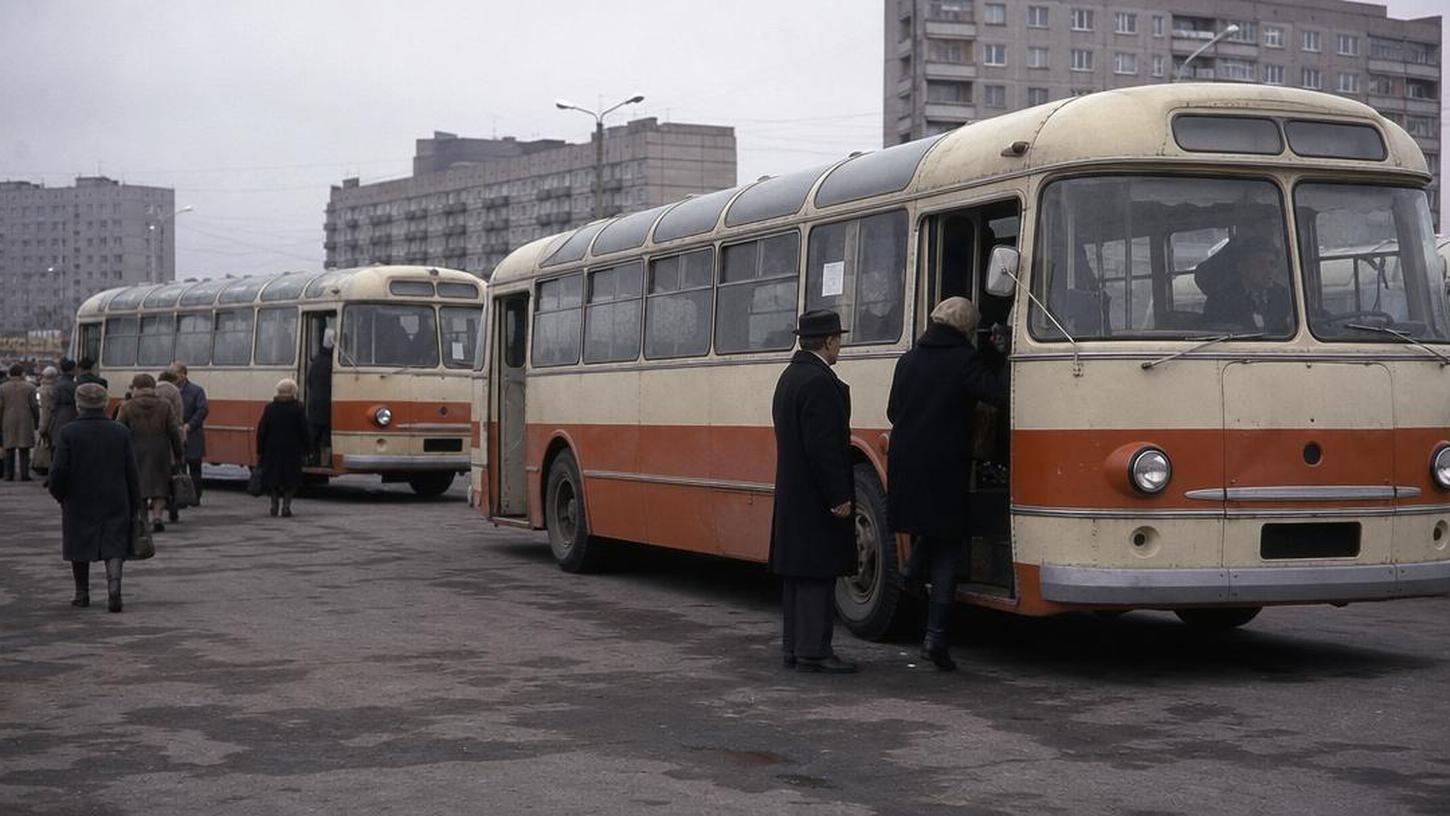советские автобусы ЛАЗ на городском маршруте 1970-х